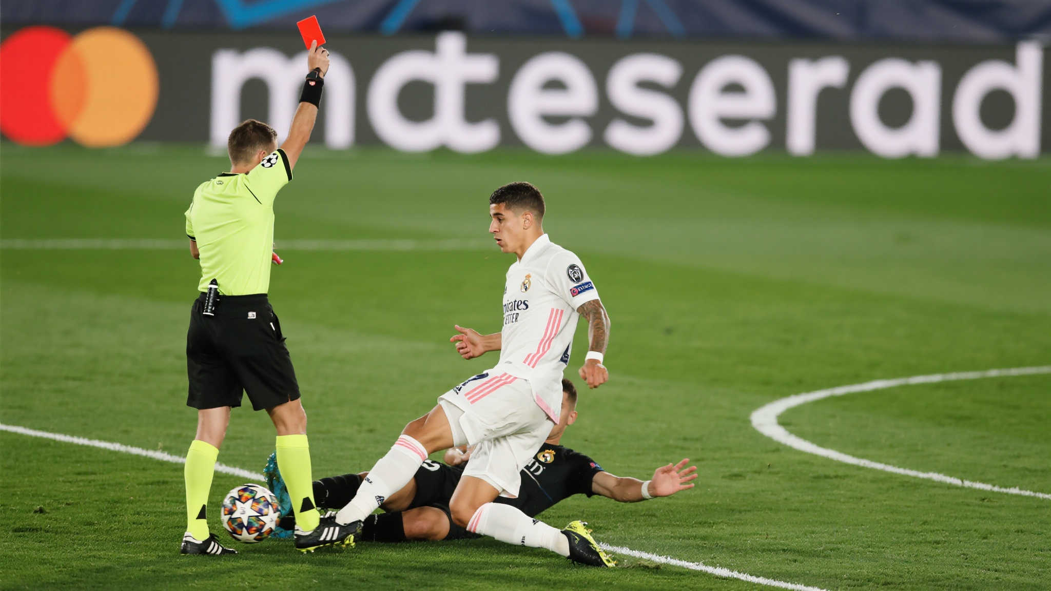 在绿茵场上，裁判的每一个吹罚都可能影响比赛进程，尤